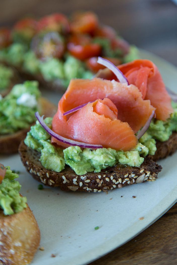 Toast cu avocado, somon si ceapa