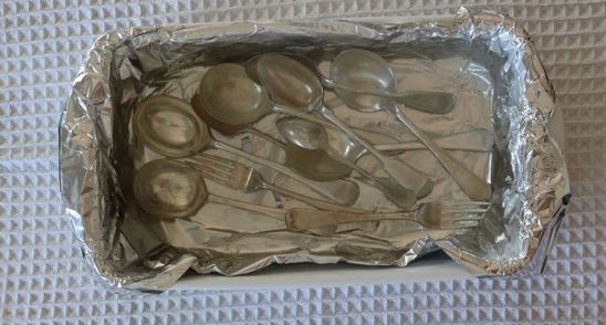 A pus argintaria intr-un vas tapetat cu aluminiu si a presarat sare - Ce s-a intamplat dupa 30 de minute