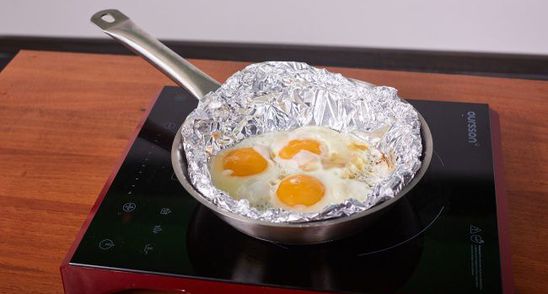 A tapetat tigaia cu folie de aluminiu, apoi a spart trei oua inauntru! Vei incerca si tu imediat