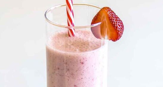 Smoothie cu iaurt grecesc si capsuni. Slabesti de la primul pahar