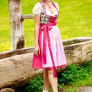 Costum popular bavarez cu şorţ din dantelă 