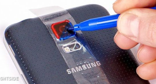 A pus banda adeziva pe camera smartphone-ului, apoi a colorat-o in rosu si albastru - Vei incerca trucul asta imediat