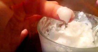 VIDEO! Spala-ti tenul cu ulei de cocos si bicarbonat de sodiu de trei ori pe saptamana! Uite ce ti se intampla dupa o luna!