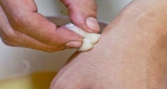 Isi inmoaie mainile in otet de mere de doua ori pe saptamana. Motivul te va uimi