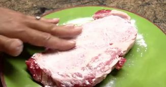 VIDEO - A pus bicarbonat pe o bucata de carne! Ce s-a intamplat imediat dupa