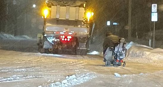 Poveste impresionanta! Barbatul asta cu handicap a ramas blocat in zapada! Uite cum a reusit sa scape!