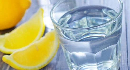 Un obicei controversat: apa calda cu lamaie dimineata! MEDICII atrag ATENTIA:  Are efecte nocive