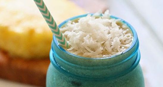 Smoothie delicios pentru micul dejun: Pina Banana Colada Smoothie. E gata imediat