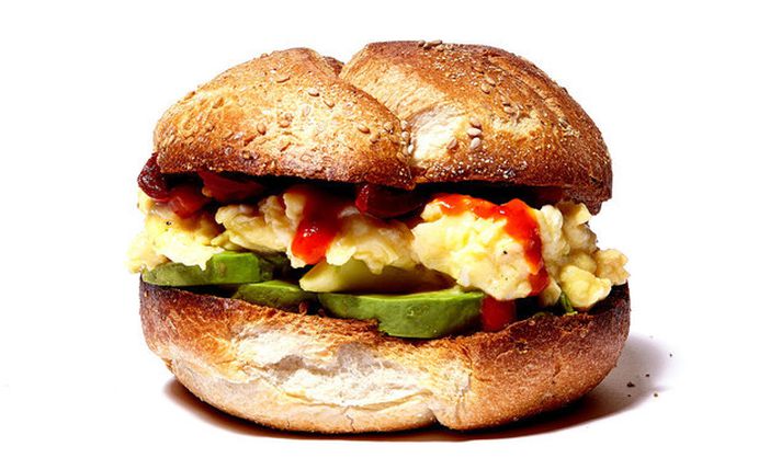 Burger cu avocado, omleta si legume