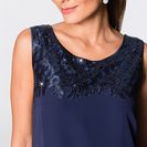 Rochie cu aplicaţie din paiete 