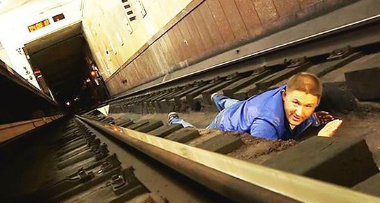 Ai cazut intre sinele de la metrou? Uite ce trebuie sa faci!