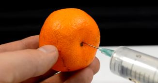 A injectat o mandarina cu apa! Este uimitor ce s-a intamplat 10 secunde mai tarziu!
