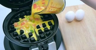 VIDEO A pus oua in aparatul de facut gofre - Vei incerca si tu imediat
