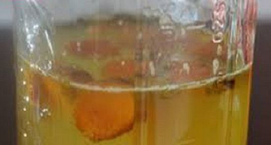 A baut apa calda cu turmeric in fiecare dimineata, timp de   12 luni! Uite ce i s-a intamplat apoi!