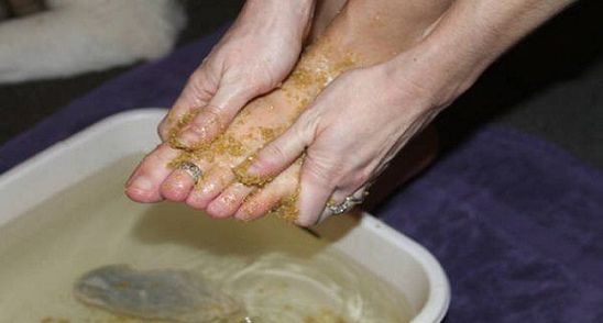 Freaca-ti picioarele cu asta si scapa de varice si calcaie crapate in 10 zile!