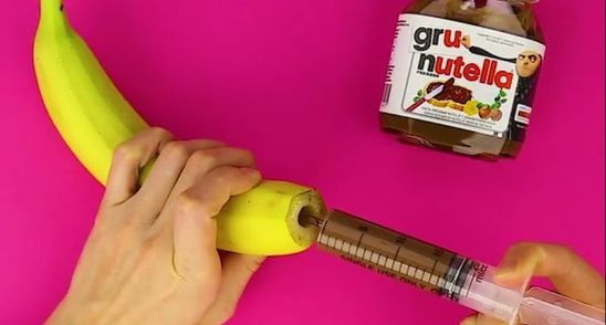 A pus crema de ciocolata intr-o seringa, apoi a injectat-o intr-o banana! Vei incerca si tu asta!