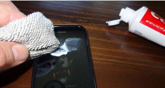 Scapa de zgarieturile de pe telefon cu aceste trucuri