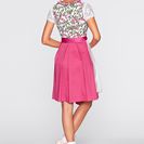 Costum popular bavarez cu şorţ din dantelă 