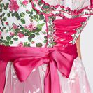 Costum popular bavarez cu şorţ din dantelă 