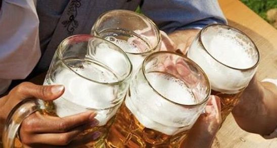 Cel mai tare truc: uite cum poti sa bei toata noaptea fara sa te imbeti deloc!