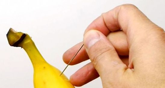 A intepat o banana cu un ac! Ce s-a intamplat cand a desfacut fructul!
