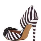Incaltaminte Femei Betsey Johnson Aidenn Floral Half dOrsay Pump BLK-WHITE