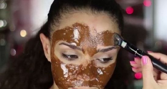 VIDEO! Cum scapi de cosuri, puncte negre si excesul de sebum cu o masca geniala!