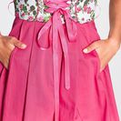 Costum popular bavarez cu şorţ din dantelă 