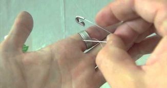 VIDEO! Cum poti sa-ti scoti usor de pe deget un inel! Ai nevoie de un ac de siguranta!