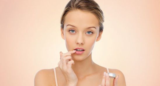 Ai buzele crapate? Mixtura asta naturala te scapa pe loc de probleme