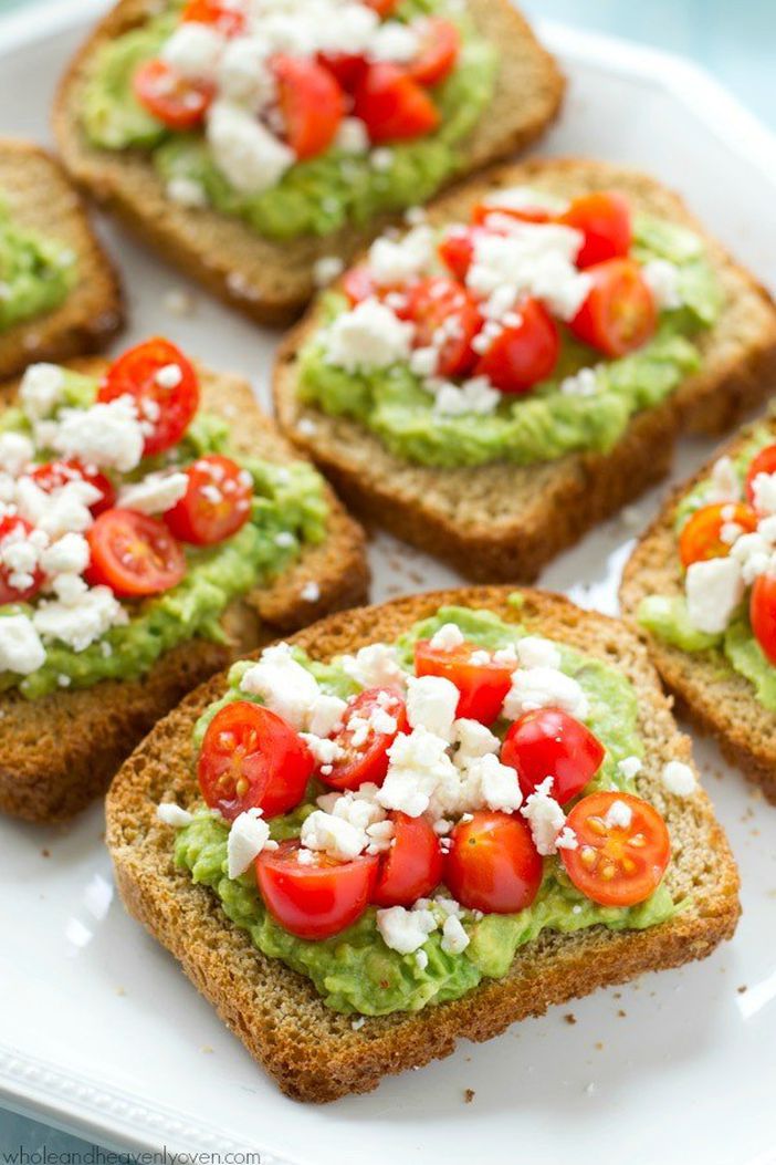 Toast cu avocado, ricotta si rosii